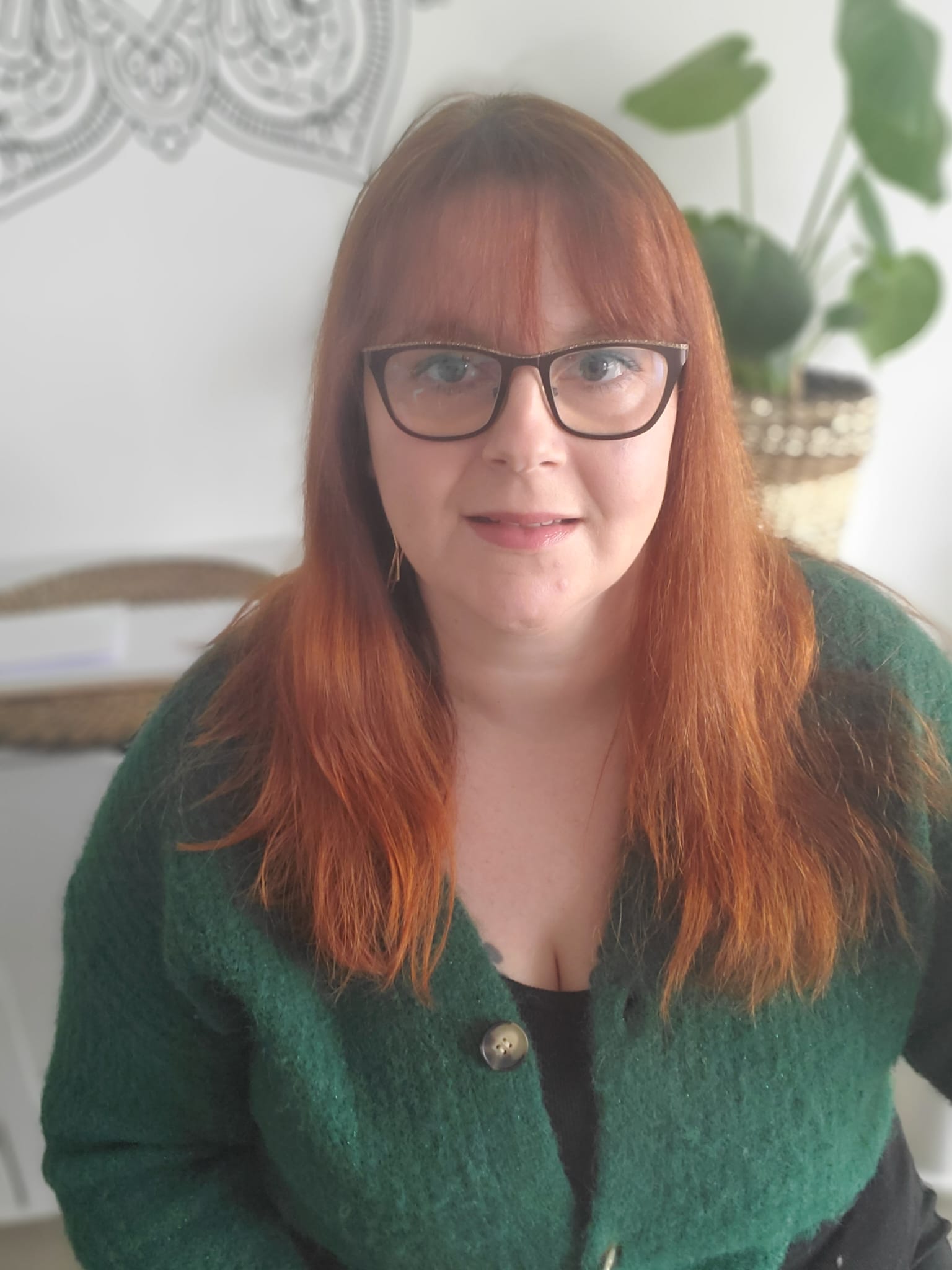 Admin&Co by Pauline secretaire et assistante independante administratif moi en vert